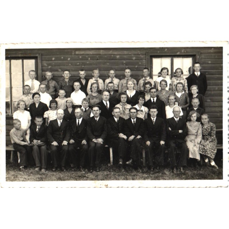 Mingi saaremaa koolipere ühel  pildil, enne 1940