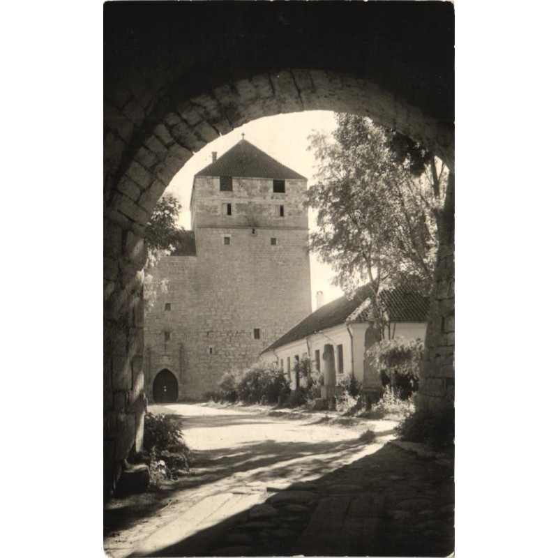 Kuressaare loss võlvkaare alt, enne 1931