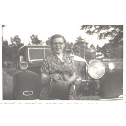 Naine vana autoga, enne 1960