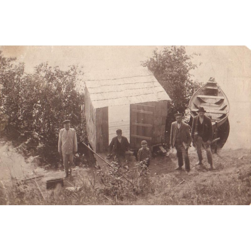 Eesti:Mehed paadiga kuskil veekogu ääres, maja, enne 1918
