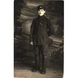 Mundris sõdur poseerib fotoateljees, enne 1930