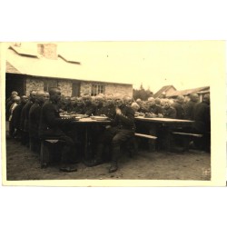 Sõdurid söövad õues suppi, enne 1940