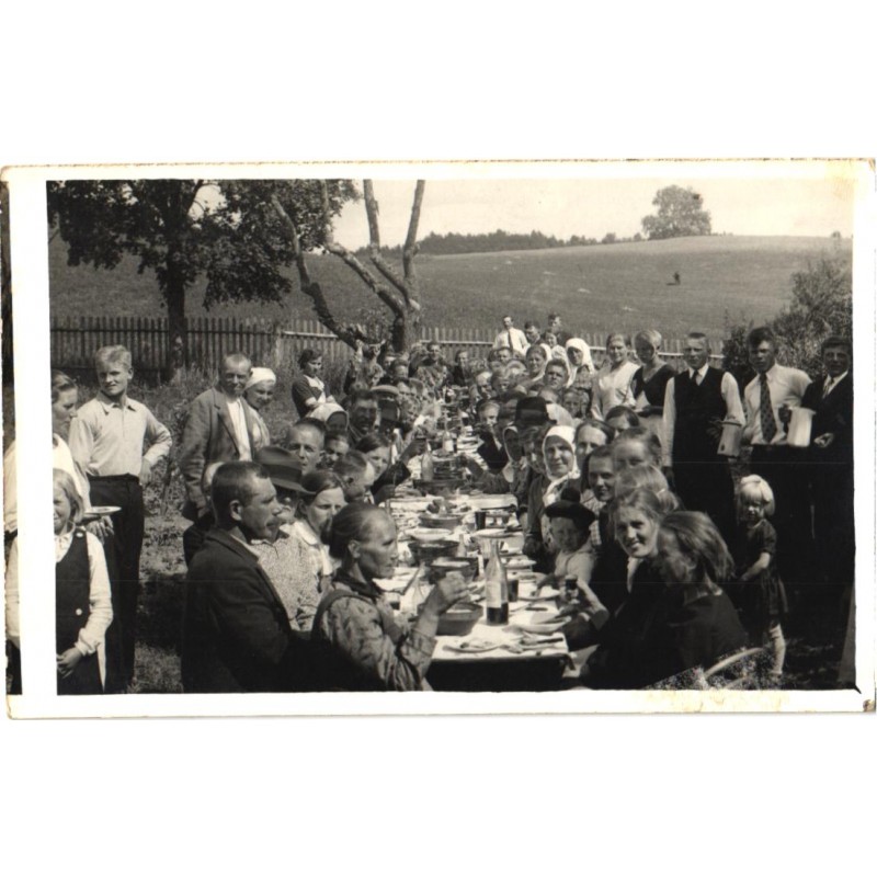 Pidu pika laua ääres, sildiga pudelid, Vana Saaluse kant, enne 1940