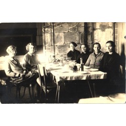 Perekondlik sündmus, pidu laua ääres, sildiga pudelid, enne 1940