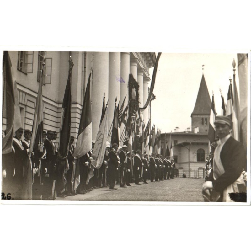 Üliõpilaste lippudega rivistus Tartu Ülikooli peahoone ees, 1932