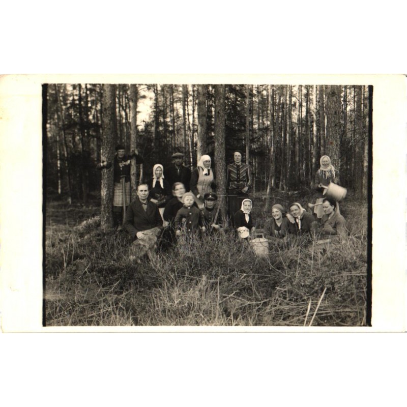 Seltskond mundris mehega poseerimas metsas, enne 1940
